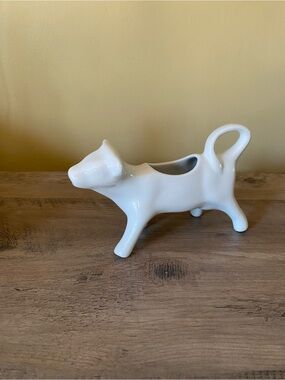 White Ceramic Cow-Shaped Creamer - Stylish Milk Pourer